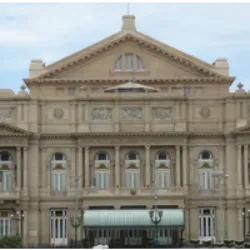 O Teatro Colón, em Buenos Aires, Argentina, é uma renomada casa de ópera, considerada acusticamente um dos cinco melhores teatros do mundo. Substituindo a versão original de 1857, o atual teatro foi inaugurado em 1908. Após um período de declínio, passou por reformas de 2005 a 2010. Localizado no coração da cidade, é uma atração turística principal, oferecendo visitas guiadas. Com uma rica história desde a década de 1850, o Colón tornou-se um rival internacional para teatros como o alla Scala de Milão. Apesar de desafios recentes, passou por extensas renovações e continua a ser um ícone cultural e artístico.