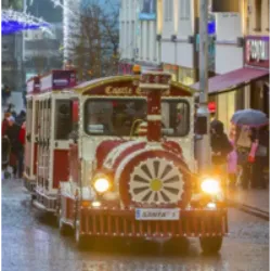 O Natal na Irlanda é uma celebração que combina tradições religiosas e culturais. As casas são decoradas com velas nas janelas e luzes brilhantes. A Missa da Meia-Noite é uma parte importante, e cantar canções de Natal é uma tradição querida. As famílias compartilham uma ceia festiva com pratos tradicionais, e o Boxing Day é comemorado no dia seguinte. O Papai Noel entrega presentes, e festivais de luzes e danças de Natal são comuns. A generosidade é enfatizada, com doações para os necessitados. A Irlanda celebra o Natal de maneira acolhedora e festiva, combinando tradição e diversão. Portanto, eles mantêm o costume de guardar para o papai noel um pedaço de carne e a cerveja da marca Guinness.