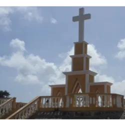 Seru Largu, também conhecido como "A Montanha", é um mirante romântico em Bonaire, oferecendo uma vista encantadora de Kralendijk e da ilhota de Klein Bonaire. Este ponto elevado, o quarto mais alto da ilha, atrai visitantes para caminhadas, encontros românticos e fotografias, proporcionando uma visão panorâmica única. No topo, encontra-se o Monumento do Milênio, uma estrutura amarela e branca com uma grande cruz, visível de vários pontos da ilha. O monumento, erguido em 2000 pelo Conselho das Igrejas de Bonaire, destaca a mensagem "Kristu Ayera Awe Sempre" em papiamento, significando Cristo, hoje, ontem e para sempre. Para chegar lá, é possível alugar um carro e subir o morro Seru Largu, desfrutando de excelentes oportunidades fotográficas.