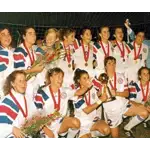 A Copa do Mundo Feminina da FIFA é um torneio de futebol internacional realizado a cada quatro anos para equipes nacionais femininas. Começou em 1991, com 12 equipes participantes. Os Estados Unidos venceram a primeira edição. Ao longo dos anos, a competição cresceu em popularidade e tamanho, com mais equipes participantes. Os Estados Unidos se destacaram como a equipe mais bem-sucedida, ganhando quatro vezes. Outras equipes notáveis incluem Alemanha e Noruega. Jogadoras como Marta, Birgit Prinz e Mia Hamm também se destacaram no torneio. A Copa do Mundo Feminina de 2019, na França, foi um grande sucesso. A próxima edição será em 2023, na Austrália e Nova Zelândia, com 32 equipes participantes. A competição tem sido importante para impulsionar o futebol feminino e dar visibilidade às jogadoras em todo o mundo.