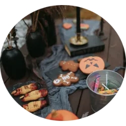 O Halloween (Dia das Bruxas), é comemorado em 31 de outubro. Originado em tradições celtas, especialmente no festival Samhain, marcava o fim da colheita e a transição para o inverno, acreditando-se que os espíritos podiam atravessar para o mundo dos vivos. Com o tempo, incorporou influências cristãs, como o Dia de Todos os Santos. Hoje, o Halloween é conhecido por fantasias, decorações assustadoras e a atividade de "doces ou travessuras" ("trick-or-treating"), onde crianças pedem guloseimas. As festas à fantasia e a tradição de esculpir abóboras também são populares. Celebrado de forma secular em vários países, é especialmente popular nos Estados Unidos, Canadá, Irlanda e Reino Unido.