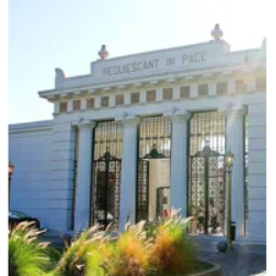 O Cemitério da Recoleta, localizado no bairro homônimo em Buenos Aires, tem origens ligadas a um antigo convento. Construído em 1822, tornou-se o primeiro cemitério público da cidade, sendo projetado pelo engenheiro francês Próspero Catelin. Ao longo dos anos, o local se destacou por seus impressionantes mausoléus, pertencentes a figuras importantes da história argentina. O cemitério é famoso por sua arquitetura e pela diversidade de personalidades sepultadas, como Eva Perón. Além das histórias notáveis, como a de Liliana Crociati e David Alleno, o local também é associado a lendas e mistérios, incluindo a presença noturna de fantasmas. Rufina Cambaceres, encontrada morta no dia de seu aniversário, e eventos como o político que cortou a cabeça de Juan Duarte são parte das narrativas intrigantes.O Cemitério da Recoleta um dos destinos turísticos mais visitados de Buenos Aires.