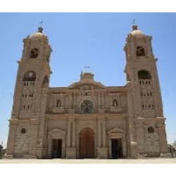 A Catedral de Tacna, no Peru, é uma atração imperdível de arquitetura neo-renascentista. Construída entre 1875 e 1954, com a participação do engenheiro Alejandro Gustavo Eiffel, a catedral possui detalhes encantadores, incluindo vitrais e uma torre sineira. Sua história é marcada pela demora causada pela Guerra do Pacífico. Com 2 mil metros quadrados, a igreja é feita de calcário rosado local, e seu altar-mor homenageia a Virgem do Rosário. A catedral desempenhou um papel significativo na libertação de Tacna em 1929. Declarada Monumento Histórico e Artístico em 1961, oferece visitas guiadas e revela mistérios em suas passagens subterrâneas e cripta. Aberta aos turistas de segunda a domingo, das 8h às 12h, e das 15h até o pôr do sol.