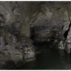 As Cavernas Jumandy que ficam próximas à cidade de Tena, formam um complexo impressionante com rochas douradas que lembram animais e santos. Com cerca de quatro quilômetros de profundidade, as cavernas contêm metais como estanho, prata e ouro. Segundo a lenda, Jumandy, um herói local, utilizou as cavernas como esconderijo durante a invasão espanhola. Ao explorar as cavernas, os visitantes encontram escuridão total, morcegos, cachoeiras, lagoas e um ambiente úmido. Xamãs locais realizam rituais nas cavernas, que também são conhecidas por seu barro medicinal. O acesso é pela selva do complexo turístico de Jumandy, a partir de Tena ou Archidona.