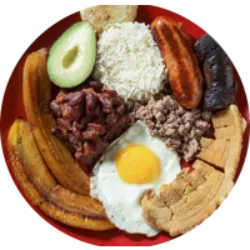 A Bandeja Paisa é um prato emblemático da Colômbia, originário do eixo cafeeiro, especialmente de Antioquia. Seu nome reflete a cozinha das paisas e a necessidade de ser servido em uma bandeja devido à abundância de ingredientes. Criada por volta de 1950, essa tradição culinária varia em ingredientes, mas sua essência persiste. Com até 14 componentes, como feijão, torresmo, carne moída e ovo frito, é acompanhada por mazamorra com leite e macho doce. Algumas variantes, como a bandeja das sete carnes, incorporam elementos adicionais, mantendo a riqueza cultural e gastronômica.