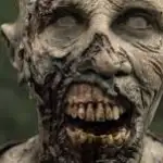 Quem desde sempre acompanha a série The Walking Dead tem visto o título se deteriorar aos poucos no início de cada episódio. Primeiramente foram aparecendo sinais de desgaste, como manchas e arranhões, dando a entender que os efeitos do colapso social que aconteceu estão atingindo o visual da abertura. Nas últimas temporadas, além das manchas, as letras começaram a serem envolvidas por vegetação, como se a natureza estivesse reassumindo seu lugar com a diminuição da civilização humana.