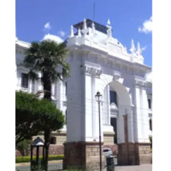 Sucre, a capital constitucional da Bolívia e do departamento de Chuquisaca, é a 5ª cidade mais populosa do país, embora o governo esteja sediado em La Paz. Localizada a 2.810 metros de altitude na região do Centro-Sul boliviano, Sucre possui um centro histórico, incluído no Patrimônio Mundial da UNESCO em 1991, que atrai turistas com construções dos séculos XVIII e XIX. Fundada em 1538 como Ciudad de la Plata de la Nueva Toledo, a cidade teve diferentes denominações ao longo da história, como Charcas, La Plata e Chuquisaca. Em 1839, tornou-se a capital boliviana, sendo renomeada em homenagem a Antonio José de Sucre em 1898. O nome de cada fase representa uma época específica da história da cidade.