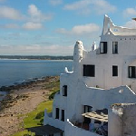 Punta del Este é um famoso balneário no Uruguai, conhecido por suas belas praias, vida noturna animada e ambiente luxuoso. É um destino turístico popular, com praias deslumbrantes como Playa Mansa e Playa Brava, além de uma vida noturna agitada com restaurantes, bares e cassinos. A cidade também possui pontos turísticos como o Farol de Punta del Este e a Casapueblo. É um destino de luxo, com resorts, campos de golfe e lojas sofisticadas. É uma escolha popular para turistas em busca de relaxamento, diversão e uma atmosfera exclusiva.