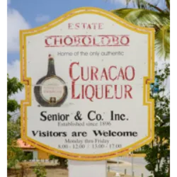 No Landhuis Chobolobo em Curaçao, os visitantes podem degustar diversos licores, criar coquetéis personalizados e conhecer a história do licor azul. Durante a visita guiada à Destilaria de Licores de Curaçao, aprende-se sobre o processo de destilação e a história do licor, além de saborear amostras, incluindo os Licores Seniores produzidos desde 1896. O pátio oferece a oportunidade de desfrutar de sorvetes e lanches locais, e a loja de presentes permite comprar souvenirs. A experiência proporciona um entendimento aprofundado sobre a importância do licor para Curaçao como produto de exportação, com degustações, opções de coquetéis e sorvetes disponíveis.