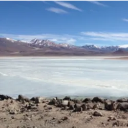 O Titicaca é o maior lago em volume de água da América do Sul, localizado nos Andes, na fronteira entre Peru e Bolívia. Embora o Lago de Maracaibo na Venezuela seja maior em área, o Titicaca é considerado o lago navegável mais alto do mundo. Com cerca de 8.300 km², é comercialmente navegável e abriga 41 ilhas, incluindo as ilhas artificiais dos Uros e a ilha de Taquile, conhecida por seus produtos têxteis artesanais. O lago é alimentado por chuvas e degelo, sendo de água doce. Sua origem é tectônica, formado durante a era terciária. A região possui clima extremo, e lendas andinas associam o lago ao nascimento da civilização inca. Habitado por povos como os uros, o Titicaca é um importante destino turístico, oferecendo paisagens naturais e sítios arqueológicos.