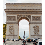 O Arco do Triunfo é um monumento histórico localizado em Paris, França. Ele foi encomendado pelo imperador Napoleão Bonaparte em 1806 para comemorar as vitórias militares do Império Francês.A construção do arco levou mais de 30 anos para ser concluída e foi inaugurada em 1836, durante o reinado de Luís Filipe I da França. A estrutura tem cerca de 50 metros de altura, 45 metros de largura e 22 metros de profundidade.O Arco do Triunfo é decorado com esculturas e relevos que representam as batalhas e vitórias do exército francês, bem como os nomes dos generais e soldados que lutaram por elas. Na base do monumento, há uma chama eterna que homenageia os soldados desconhecidos que morreram durante a Primeira Guerra Mundial. Ele fica no final da avenida Champs-Élysées, uma das avenidas mais famosas de Paris. Além disso, o monumento é o ponto de partida da cerimônia anual do Dia da Vitória, que homenageia os soldados franceses que morreram durante as guerras