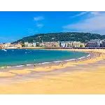 La Concha é uma das praias mais icônicas e belas da cidade de San Sebastián, localizada na região do País Basco, no norte da Espanha. Com sua baía em forma de concha, águas cristalinas e areia dourada, La Concha é considerada uma das melhores praias urbanas da Europa. Próximo à praia de La Concha, há também uma série de atrações e pontos turísticos. Uma delas é o Monte Urgull, uma colina que oferece vistas panorâmicas da baía e abriga o Castillo de la Mota, uma antiga fortaleza. San Sebastián é conhecida não apenas por suas praias, mas também pela sua culinária renomada. A cidade possui uma grande quantidade de bares e restaurantes de alta qualidade, muitos dos quais servem pintxos, uma forma tradicional de tapas basca.