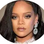 Rihanna é uma cantora, compositora, atriz e empresária de origem barbadiana. Ela nasceu como Robyn Rihanna Fenty em 20 de fevereiro de 1988, em Saint Michael, Barbados.  Em 2005, ela assinou um contrato com a gravadora Def Jam Recordings e lançou seu álbum de estreia, intitulado "Music of the Sun". O álbum alcançou sucesso moderado, mas foi com seu segundo álbum, "A Girl like Me" (2006), que ela começou a ganhar mais destaque.No entanto, foi com seu terceiro álbum de estúdio, "Good Girl Gone Bad" (2007), que Rihanna se estabeleceu como uma estrela internacional. Rihanna continuou lançando álbuns de sucesso, incluindo "Rated R" (2009), "Loud" (2010), "Talk That Talk" (2011) e "Unapologetic" (2012). Apesar de sua pausa na música nos últimos anos, Rihanna continua sendo uma figura influente e querida pelos fãs ao redor do mundo.