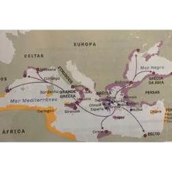 A Grécia está localizada na Península Balcânica e é banhada pelo Mar Mediterrâneo. Sua civilização surgiu a partir do século VIII a.C., tendo suas raízes na Grécia continental, nas ilhas do Mar Egeu e nas costas da Ásia Menor. Posteriormente, expandiu-se para as margens do Mar Mediterrâneo, estabelecendo colônias que contribuíram para vínculos econômicos e culturais.