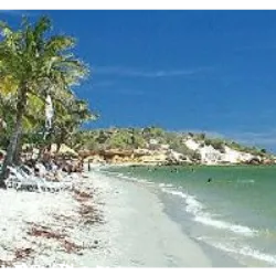 A Playa El Yaque, na Ilha de Margarita, é conhecida internacionalmente como uma das sete melhores locações para windsurf e kitesurf no mundo. Atraindo entusiastas de esportes aquáticos de todo o mundo, especialmente da Europa, a praia oferece condições ideais, como ventos alísios consistentes e um mar raso e quente. Com uma variedade de hotéis, lojas e restaurantes próximos, a área é um destino popular para praticantes desses esportes, com até mil pessoas navegando simultaneamente em dias típicos.