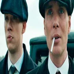 Na segunda temporada de Peaky Blinders, Tommy Shelby expande seus negócios para Londres, enfrentando desafios com famílias mafiosas rivais e conflitos políticos. Ele traz o filho de Polly, Michael, para o círculo familiar. Após ser alvo de um atentado e chantageado, Tommy busca negócios com Alfie Solomons e enfrenta ataques em Londres. No desfecho, Polly mata Campbell, e Tommy é sequestrado, mas é salvo e continua sua jornada.