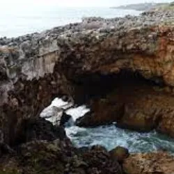 En esta leyenda de Cascais, había un castillo habitado por un hechicero (o gigante) malévolo. El hechicero eligió a la d