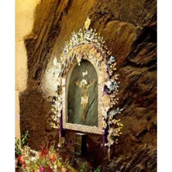 Desde o século XVIII, o Senhor de Muruhuay, uma representação religiosa pintada numa rocha em Muruhuay, Peru, é objeto de devoção. Em Tarma, Junín, a festa em sua honra ocorre em 3 de maio, atraindo multidões de fiéis. A tradição teve início com a construção da primeira capela dedicada à imagem. Durante a festa, além de atividades religiosas como missas e procissões, há também manifestações culturais como danças e concursos gastronômicos. Essa celebração ressalta a cultura e as tradições religiosas da região de Junín, oferecendo aos fiéis uma oportunidade para expressar sua devoção e aos visitantes uma experiência cultural singular.