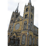 A Catedral de São Pedro e São Paulo, em Paramaribo, é uma igreja católica de destaque no Suriname. Construída entre 1883 e 1885, possui uma arquitetura neogótica impressionante, com duas torres imponentes. A catedral é um marco religioso importante e a sede da Diocese Católica de Paramaribo. Seu interior é adornado com vitrais, estátuas e altares ornamentados. A catedral é um destino turístico popular e faz parte do conjunto arquitetônico do centro histórico de Paramaribo, reconhecido pela UNESCO como Patrimônio Mundial.