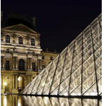 O Museu do Louvre é conhecido por sua coleção de arte e antiguidades que abrange cerca de 9 mil anos de história, incluindo a icônica Mona Lisa de Leonardo da Vinci. O museu foi originalmente construído como um castelo no século XII, mas foi transformado em um museu durante a Revolução Francesa em 1793. Desde então, ele se expandiu significativamente e agora ocupa uma área de mais de 60.000 metros quadrados, abrigando mais de 380.000 objetos e obras de arte. A coleção do Museu do Louvre inclui peças de muitas culturas e períodos históricos, desde a arte egípcia antiga até a arte europeia do século XIX. Algumas das peças mais famosas incluem a Vitória de Samotrácia, a Vênus de Milo, a Grande Esfinge de Tanis e, claro, a Mona Lisa. Além da arte e antiguidades, o Museu do Louvre também é conhecido por sua arquitetura impressionante, incluindo a famosa pirâmide de vidro projetada pelo arquiteto I. M. Pei. 