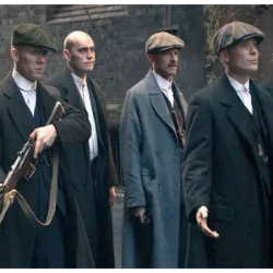 Na primeira temporada de Peaky Blinders, acompanhamos Thomas Shelby, líder da família Shelby, em seus esforços para expandir os negócios de apostas da família. Ele manipula eventos para atrair a atenção de seu rival, Billy Kimber, enquanto desvia armas do exército inglês. Confrontos familiares, intrigas políticas e um romance com Grace, uma espiã, são elementos centrais. A temporada culmina em uma violenta guerra nas ruas de Birmingham, onde Tommy mata Kimber, perdoa a traição de Grace e inicia um relacionamento com ela, enquanto planeja expandir ainda mais seus negócios.