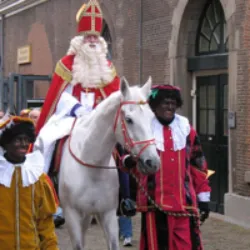 Os holandeses têm uma tradição controversa em que Santa Claus chega no terceiro domingo de novembro em um trenó repleto de presentes e é acompanhado por 40 homens vestidos com trajes medievais, chamados de "Zwarte Pieten" (Pedro, o Negro), que têm pele negra e lábios vermelhos, o que gerou debates sobre estereótipos negativos para as pessoas de pele negra. Além disso, os países anglo-saxônicos têm o Krampus, uma figura mitológica que acompanha o Papai Noel e assusta as crianças travessas.