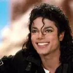 Em 2009, o mundo ficou chocado com a notícia da morte de Michael Jackson, o famoso Rei do Pop. Aos 50 anos, ele foi um dos artistas mais importantes da cultura pop mundial do século XX. Segundo o site TMZ, o choque foi tamanho que o Twitter teve de ser desligado por 10 minutos, necessitando passar por manutenção. Ao longo de sua carreira, Jackson foi um sucesso absoluto, sendo um dos artistas com maior número de vendas de discos de todos os tempos, com 350 milhões de cópias.
