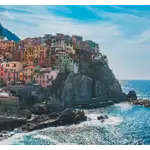 Cinque Terre é uma deslumbrante região costeira localizada na costa noroeste da Itália, na região da Ligúria. Seu nome significa "Cinco Terras" em italiano, referindo-se às cinco charmosas aldeias que compõem a região: Monterosso al Mare, Vernazza, Corniglia, Manarola e Riomaggiore. As aldeias de Cinque Terre são famosas por sua beleza natural intocada, vistas panorâmicas do mar e arquitetura colorida. Cada uma delas tem seu próprio charme e características únicas, mas todas compartilham um ambiente encantador e uma sensação autêntica de vida à beira-mar. Uma das melhores maneiras de explorar Cinque Terre é fazer uma caminhada ao longo das trilhas costeiras que conectam as aldeias. A trilha mais famosa é a Sentiero Azzurro, ou Trilha Azul, que percorre a costa e oferece vistas espetaculares do mar e das aldeias. Oferece uma culinária deliciosa, com destaque para frutos do mar frescos, pesto genovês (uma especialidade local) e vinhos da região da Ligúria.