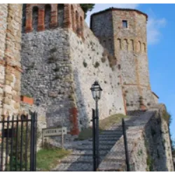 A lenda de Azzurrina tem origem no Castelo di Montebello e envolve uma menina chamada Guendalina, que era albina. Ela era filha de um feudal e, devido à sua condição de albina, era vista como diabólica, o que levou sua mãe a tingir seus cabelos de preto. Guendalina cresceu enclausurada no castelo, proibida de sair e vigiada por guardas. Em 21 de junho de 1375, a menina desapareceu enquanto brincava de bola. Ela desceu as escadas atrás da bola e nunca mais foi vista. Os guardas não conseguiram encontrá-la. Anos depois, a lenda de Azzurrina ganhou notoriedade com relatos de que, a cada solstício de verão, é possível ouvir a menina brincando nos corredores do castelo e ver seu vulto azul claro.