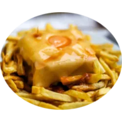 La francesinha es un manjar originario de Oporto, Portugal, elaborado con dos rebanadas de pan ligeramente tostado, rell