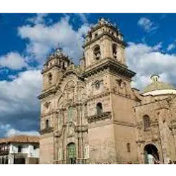 Cusco, no planalto peruano, é um destino imperdível para turistas. Conhecida como a Capital do Império Inca, a cidade oferece atrações históricas, culturais e naturais. Apelidada de "Umbigo do Mundo", é o principal ponto turístico do Peru, repleto de sítios arqueológicos e ruínas que se mesclam com construções espanholas. O Centro Histórico, Patrimônio Mundial da Unesco, exibe mais de 100 monumentos híbridos, testemunhando a fusão de culturas. A cidade abriga a Praça Principal, a Catedral, o Bairro San Blas, a Pedra de 12 Ângulos, o Mercado de San Pedro, o Coricancha, museus e igrejas coloniais. Cusco proporciona uma experiência rica e diversificada.