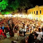 Durante a dança, as pessoas deslocavam seus pés para conter o levantamento de poeira. Por isso surgiu a denominação "rastapé" ou "arrasta-pé". O ritmo também foi influenciador dos ritmos holandeses, portugueses e das danças de salão europeias. É importante mencionar que o toré, uma celebração indígena onde por vezes os participantes arrastam os pés no solo lembra a coreografia característica do forró.


