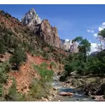 O Parque Nacional de Zion é famoso por suas imponentes falésias de arenito, cânions profundos e paisagens deslumbrantes. O destaque do parque é o Zion Canyon, um desfiladeiro estreito esculpido pelo Rio Virgin. Os visitantes podem explorar o cânion através de trilhas, incluindo a trilha Angels Landing, que oferece vistas panorâmicas incríveis, e a trilha The Narrows, onde os caminhantes seguem pelo leito do rio. Outras atividades populares incluem passeios de bicicleta, escalada, observação de vida selvagem e acampamento. O parque também abriga uma rica diversidade de flora e fauna, com diversas espécies de plantas e animais encontradas na região desértica.