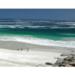 Baía Inglesa, na Região de Atacama, destaca-se como uma das mais belas praias do Chile, conhecida por suas areias brancas, águas turquesas e clima tropical. Localizada a curta distância do porto de Caldera, oferece uma infraestrutura completa para turistas, incluindo campos de camping, hotéis e restaurantes. Suas praias, como La Piscina e El Chuncho, são consideradas as melhores do país. Além disso, a região abriga um significativo sítio de fósseis, sendo possível avistar pinguins em períodos mais frios. O clima temperado durante todo o ano contribui para tornar o local atraente para visitantes.