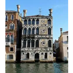 O Palácio Dario em Veneza é famoso por sua lenda assombrada. Construído em 1487, a história sombria começa com a filha de Giovanni Dario, Marietta, que enfrentou uma série de tragédias depois de se mudar para o palácio com seu marido. A família Dario sofreu um declínio financeiro e enfrentou suicídios. O palácio passou por diferentes proprietários ao longo dos anos, e todos eles enfrentaram tragédias pessoais, como mortes, falências e acidentes fatais. Em 2002, o baixista John Entwistle alugou o palácio e morreu uma semana depois de um ataque cardíaco. Embora não haja provas concretas, acredita-se que uma maldição paira sobre o palácio, tornando-o indesejável e assombrado, o que contribuiu para sua reputação e sua relutância em ser comprado.