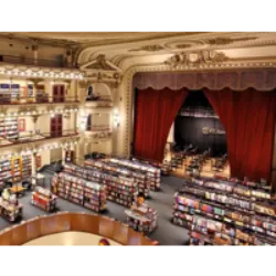 O El Ateneo Grand Splendid, em Buenos Aires, é uma famosa livraria classificada como a segunda mais bonita do mundo em 2008 pelo The Guardian. Inicialmente um teatro inaugurado em 1919, o edifício foi posteriormente convertido em cinema e, em 2000, arrendado pelo Grupo Ilhsa, transformando-se em uma impressionante livraria. O local preserva elementos arquitetônicos originais, como os camarotes do antigo teatro, oferecendo aos visitantes a oportunidade de explorar livros em um ambiente que mantém a sensação teatral. O espaço, que vendeu mais de 700.000 livros em 2007, é reconhecido por sua beleza e atraindo mais de um milhão de visitantes anualmente.