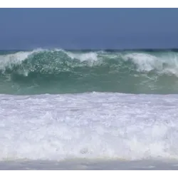 As praias do Rio de Janeiro são famosas mundialmente por sua beleza, areia branca e mar vibrante. Entre os atrativos, a prática de banho de mar e esportes aquáticos é muito comum, mas é essencial entender os riscos da ressaca.
O que é a ressaca e como se forma
A ressaca é um movimento intenso do mar que ocorre quando ondas fortes vindas do oceano aberto encontram a costa. Isso provoca correntes rápidas, ondas altas e movimentação intensa da água, podendo arrastar banhistas mar adentro. Ela é mais comum em dias de ventos fortes ou frente de tempestades no oceano.
Como evitar acidentes na ressaca
Observar a bandeira da praia: vermelha indica perigo.
Evitar nadar sozinho ou em locais sem salva-vidas.
Manter-se próximo à faixa de areia se não houver prática segura de natação.
Prestar atenção às orientações dos guarda-vidas e sinalizações.
O que fazer se for pego pela ressaca
Não nadar contra a corrente: ela é muito mais forte que o esforço humano.
Nadar paralelamente à praia até sair da correnteza.
Levantar os braços e chamar ajuda, mantendo a calma.
Se cansar, flutuar de costas até recuperar energia.