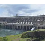 Usina Hidrelétrica de Itaipu é uma importante fonte de energia hidrelétrica localizada na fronteira entre o Paraguai e o Brasil. Com sua impressionante barragem e capacidade de produção de energia, a usina desempenha um papel fundamental no fornecimento de eletricidade para os dois países. Além disso, a Itaipu Binacional promove ações de preservação ambiental e oferece visitas turísticas para que os visitantes conheçam e apreciem essa imponente estrutura.