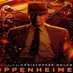 O filme Oppenheimer  narra a trajetória de J. Robert Oppenheimer desde seus estudos em Cambridge até sua liderança no Projeto Manhattan para desenvolver a bomba nuclear durante a Segunda Guerra Mundial. Após o sucesso do teste nuclear, Oppenheimer enfrenta dilemas éticos e políticos sobre o uso da bomba, e suas opiniões contrárias ao desenvolvimento contínuo de armas nucleares o colocam em conflito com autoridades governamentais. Sua carreira é marcada por tensões e disputas políticas, resultando na revogação de sua autorização de segurança e no declínio de sua influência política.