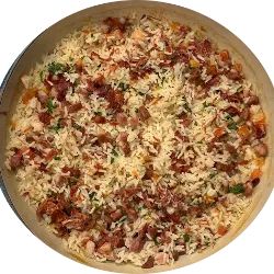 O arroz de carreteiro, típico da Região Sul do Brasil, consiste em arroz combinado com carne bovina finamente picada e refogada, carne-seca ou carne de sol desfiada ou picada, ocasionalmente paio, bacon e linguiça em pedaços, tudo refogado em generosa quantidade de gordura, com alho, cebola, tomate e cheiro-verde, sempre bem temperado. Sua origem remonta aos carreteiros (transportadores de cargas) que percorriam o sul do Brasil em carretas puxadas por bois, cozinhando uma mistura de charque picada (guisado) com arroz em panelas de ferro. Hoje em dia, o carreteiro também pode ser feito com carne moída e sobras de churrasco, oferecendo uma excelente maneira de evitar o desperdício.