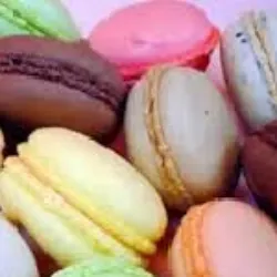 O macaron é um pequeno biscoito feito com farinha de amêndoas, granuloso e molinho, de forma arredondada. Apesar de muitos pensarem que tem origem na França, é dito ter aparecido pela primeira vez na Itália no século XVI, inicialmente como uma bolacha sem recheio. Chegou à França em 1533 quando chefs italianos o trouxeram para o casamento de Catherine de Médici. Durante a Revolução Francesa, as Irmãs Macaron, duas freiras desabrigadas, criaram a receita dos biscoitos de amêndoas como agradecimento a uma família que as acolheu. Elas guardaram a receita em segredo, revelada apenas no século XX por Pierre Desfontaines. Por questões de direitos autorais, Desfontaines adicionou recheio entre dois biscoitos, fundando a famosa pâtisserie Ladurée em Paris.