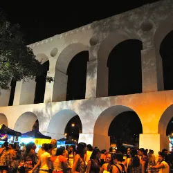 En los años 90, Lapa surgió como uno de los bastiones de samba más vibrantes de Río de Janeiro en los primeros días del 