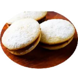 No Chile, os alfajores são populares, sendo uma deliciosa opção para acompanhar chá ou café. A receita tradicional inclui doce de leite, mas há variações com sabores inusitados, como laranja, frutos vermelhos e pimenta. Esses doces são feitos com hojarascas, uma espécie de bolacha, e podem ter coberturas diferentes, como açúcar nos enpolvados.