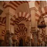 A Mesquita-Catedral de Córdoba, também conhecida como a Grande Mesquita de Córdoba, é um dos monumentos mais famosos e impressionantes da Espanha. Localizada na cidade de Córdoba, na região da Andaluzia, a mesquita é um exemplo notável da arquitetura islâmica e cristã. A construção da mesquita teve início no século VIII, durante o período em que Córdoba era a capital do Califado de Córdoba, um dos principais centros culturais e intelectuais do mundo islâmico. Ao longo dos séculos, a mesquita foi expandida e renovada por diferentes governantes, resultando em uma estrutura única que combina elementos islâmicos, góticos, renascentistas e barrocos.