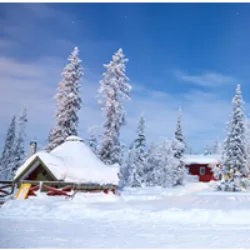 O Natal na Finlândia envolve tradições únicas, como o Papai Noel finlandês chamado Joulupukki, que entrega presentes pessoalmente. As decorações de Natal, incluindo árvores decoradas e velas, são essenciais. Um banquete festivo inclui pratos tradicionais como o "kalakukko". A sauna de Natal é uma tradição, seguida por um mergulho na neve. Iglus de gelo e aldeias do Papai Noel são atrações populares. A iluminação de velas nos túmulos é uma forma de homenagear entes queridos. Danças e músicas tradicionais complementam as celebrações, tornando o Natal finlandês uma época especial e acolhedora.