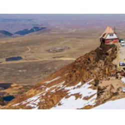 Chacaltaya é um pico na Cordilheira dos Andes, Bolívia, a 5.421 metros de altitude, conhecido por sua estação de esqui, que foi a mais alta do mundo a 5.395 metros acima do nível do mar. Localizado perto de La Paz, o acesso íngreme é seguido por um caminho de 200 metros. A estação, agora desativada devido às mudanças climáticas, atrai turistas principalmente no verão para esqui. Há planos de estudar uma nova estação em altitudes superiores. Além disso, o pico abriga o Observatório Astrofísico de Chacaltaya, importante para a pesquisa de raios cósmicos.