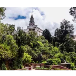 O Morro de Monserrate em Bogotá é o cerro mais proeminente dos cerros Orientais, com uma história que remonta à época colonial. Originalmente conhecido como Morro das Neves, tornou-se um importante local de peregrinação religiosa, abrigando a basílica do Senhor de Monserrate. Construído ao longo dos séculos, o morro possui um caminho histórico, pequenas capelas e o Santuário do Senhor Caído de Monserrate. Apesar da perda de parte da fauna e flora, o morro mantém ecossistemas de bosque andino e é um espaço natural propício para esportes. O Parque Corredor Ecológico, criado em 1992, visa preservar a área ambiental dos morros orientais.