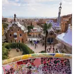 O Parque Güell é um dos locais mais emblemáticos de Barcelona, ​​Espanha. Foi projetado pelo renomado arquiteto catalão Antoni Gaudí e foi inaugurado como parque público em 1926. O parque é uma mistura encantadora de arquitetura surrealista, paisagens exuberantes e vistas deslumbrantes da cidade.O projeto do Parque foi encomendado pelo empresário catalão Eusebi Güell, que pretendia criar uma comunidade residencial exclusiva em uma área verdejante nos arredores de Barcelona. Embora o projeto inicialmente não tenha sido concluído como uma área residencial, a área se tornou um parque aberto ao público e agora é considerada uma das principais atrações turísticas da cidade.