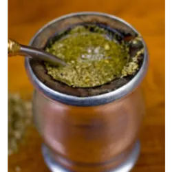 O mate argentino é mais do que uma bebida; é um ritual cultural significativo para os argentinos. Essa infusão, semelhante a um chá, é feita com uma erva específica, diferente do mate brasileiro. Além de ser um estimulante semelhante ao café, o mate argentino possui propriedades digestivas e antioxidantes, além de vitaminas e sais minerais. O preparo envolve cuias feitas de diversos materiais, destacando-se a tradicional cuia de cabaça, e a utilização de uma bombilla. O processo meticuloso de preparo contribui para a experiência única do mate argentino.