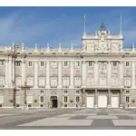 O Palácio Real de Madrid, localizado na capital da Espanha, é um dos pontos turísticos mais importantes e impressionantes da cidade. É a residência oficial da família real espanhola, embora atualmente seja usado principalmente para cerimônias oficiais, eventos e exposições. Foi construído no século XVIII, substituindo o antigo Alcázar Real que foi destruído por um incêndio em 1734. Foi encomendado pelo rei Felipe V e projetado pelos arquitetos Filippo Juvarra e Juan Bautista Sachetti. A construção do palácio levou várias décadas e foi concluída no reinado de Carlos III. A arquitetura do Palácio Real é uma mistura de estilos, incluindo o barroco e o neoclássico.